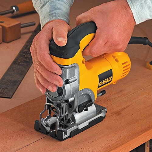 Dewalt DW331K-QS Sierra de calar 230V Electrónica con puño cerrado maletín, 701 W, Negro y amarillo, EA